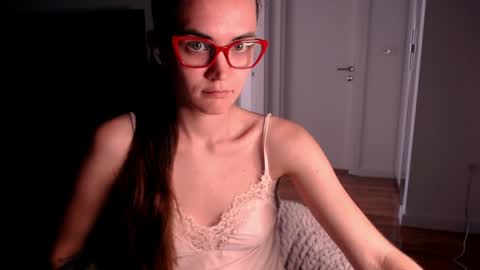 Snapshot of evelyn_gg chatting on May 10, 2026, 9:58 am Evelyn online show from May 10, 2026, 9:58 am
