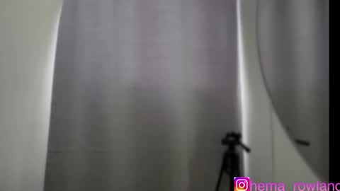Snapshot of evelyn_jhonson3 chatting on January 6, 2025, 12:24 pm E V E L Y N online show from January 6, 2025, 12:24 pm