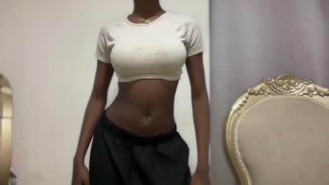 Snapshot of evelyn_jhonson3 chatting on January 23, 2025, 5:24 am E V E L Y N online show from January 23, 2025, 5:24 am