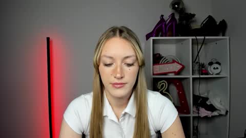 evelynblond online show from May 6, 2026, 12:43 pm