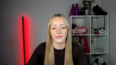 evelynblond online show from May 29, 2026, 1:42 pm