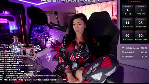 Snapshot of evelyne92 chatting on December 29, 2024, 3:33 am Evelyne online show from December 29, 2024, 3:33 am