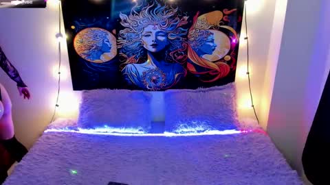 Evie99  online show from September 17, 2025, 5:25 pm