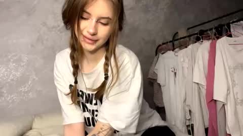 evva_avve_ online show from November 24, 2025, 3:28 am