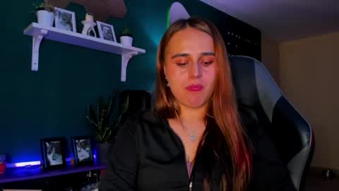Snapshot of evy_orange1 chatting on June 4, 2026, 1:22 am EVY online show from June 4, 2026, 1:22 am