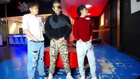 extrangers online show from November 9, 2025, 1:09 pm