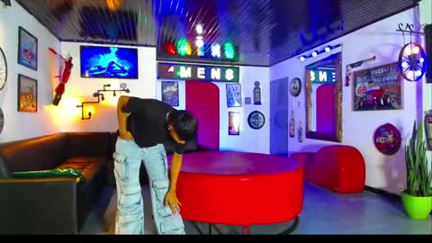 extrangers online show from November 28, 2025, 1:25 pm