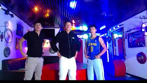 extrangers online show from January 7, 2026, 1:13 pm