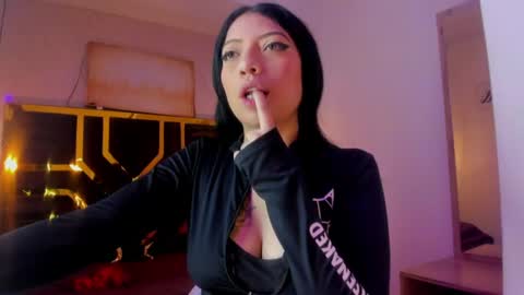 Snapshot of ey_im_simone_ chatting on July 3, 2026, 12:11 pm online show from July 3, 2026, 12:11 pm