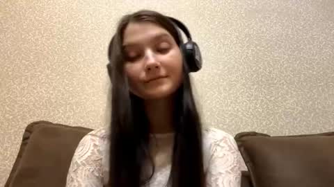 Aurora 18yo online show from October 31, 2025, 9:32 am
