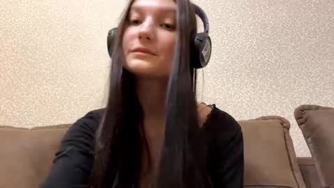 Aurora 18yo online show from November 5, 2025, 10:48 am