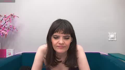 Snapshot of feelsgoodwoman chatting on April 28, 2026, 3:11 am Laura online show from April 28, 2026, 3:11 am