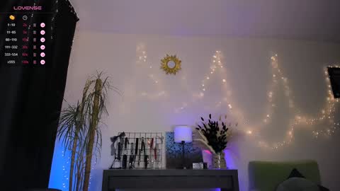 Fely online show from February 3, 2025, 10:43 pm