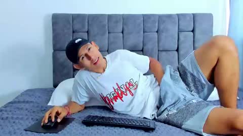 felipehot_gonzales online show from October 16, 2025, 12:50 pm