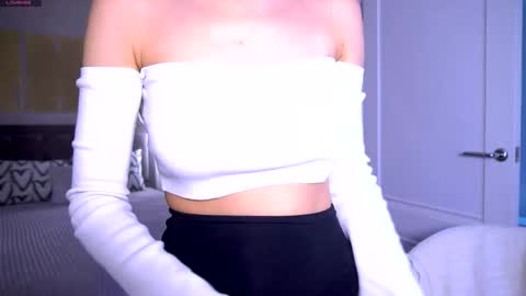 Snapshot of felissiany chatting on May 17, 2026, 1:14 am Hello im Nova online show from May 17, 2026, 1:14 am