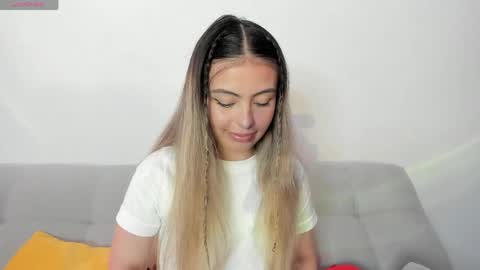 fernanda  online show from April 13, 2026, 3:28 pm