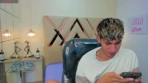 FER PHOENIX online show from November 12, 2025, 3:40 am