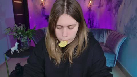 fiora online show from February 7, 2025, 9:58 am