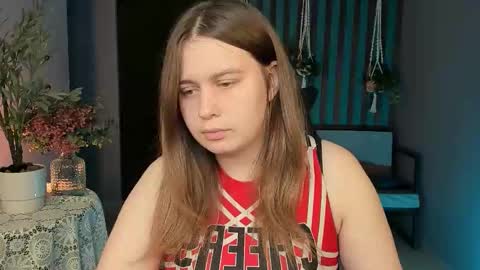 fiora online show from September 30, 2025, 1:27 pm