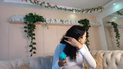 Snapshot of flavia_cruz chatting on May 25, 2026, 12:44 pm Flavia online show from May 25, 2026, 12:44 pm