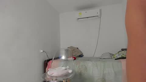 Snapshot of flor_herrera1 chatting on February 24, 2025, 2:08 am online show from February 24, 2025, 2:08 am