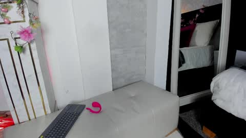 FLORA online show from April 4, 2026, 12:31 am