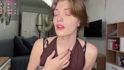 Snapshot of florenceheatly chatting on June 14, 2026, 11:12 am Flora online show from June 14, 2026, 11:12 am