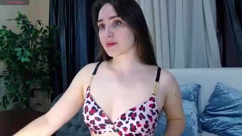 Snapshot of flouvet chatting on June 14, 2026, 7:21 am Flouvet online show from June 14, 2026, 7:21 am