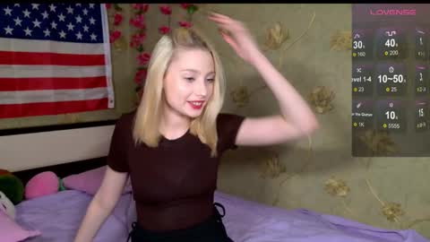 fluffy_cloude online show from October 25, 2025, 12:23 pm