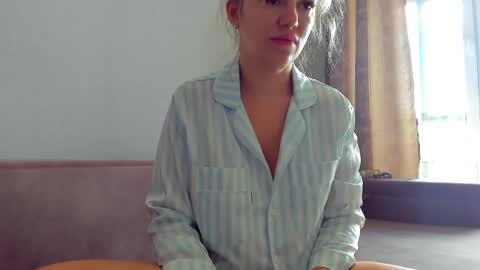Foxy online show from May 18, 2026, 2:40 am