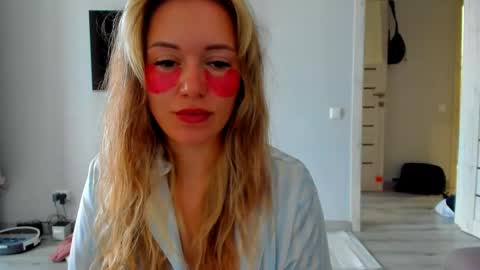 Foxy online show from May 18, 2026, 4:18 am