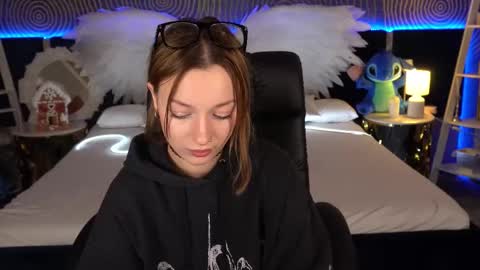 Maya online show from December 3, 2025, 2:15 pm