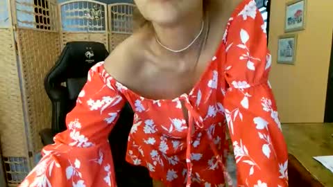 Snapshot of francelune chatting on April 21, 2026, 1:28 pm francelune online show from April 21, 2026, 1:28 pm