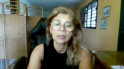Snapshot of francelune chatting on April 25, 2026, 8:28 am francelune online show from April 25, 2026, 8:28 am