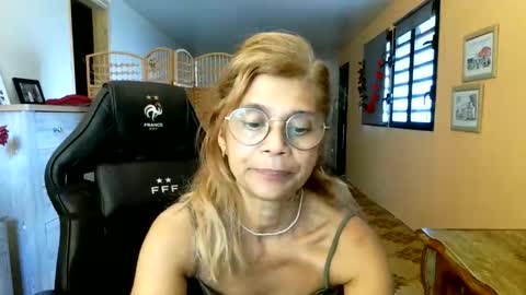 Snapshot of francelune chatting on April 28, 2026, 12:54 pm francelune online show from April 28, 2026, 12:54 pm