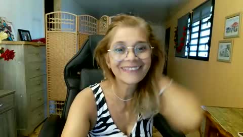 Snapshot of francelune chatting on May 2, 2026, 11:59 am francelune online show from May 2, 2026, 11:59 am