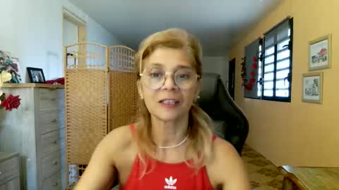 Snapshot of francelune chatting on May 3, 2026, 11:49 am francelune online show from May 3, 2026, 11:49 am