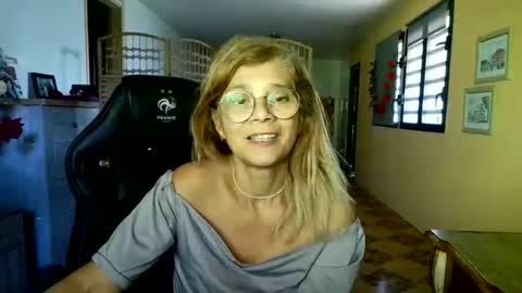 Snapshot of francelune chatting on May 6, 2026, 8:30 am francelune online show from May 6, 2026, 8:30 am