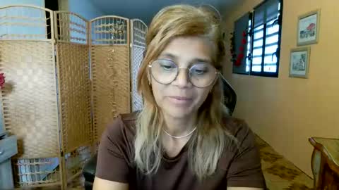 Snapshot of francelune chatting on May 7, 2026, 12:54 pm francelune online show from May 7, 2026, 12:54 pm
