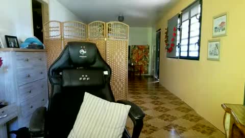 Snapshot of francelune chatting on May 8, 2026, 8:52 am francelune online show from May 8, 2026, 8:52 am