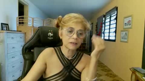 Snapshot of francelune chatting on May 23, 2026, 12:31 pm francelune online show from May 23, 2026, 12:31 pm