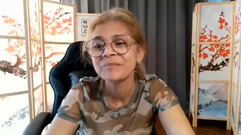 Snapshot of francelune chatting on June 2, 2026, 8:27 am francelune online show from June 2, 2026, 8:27 am