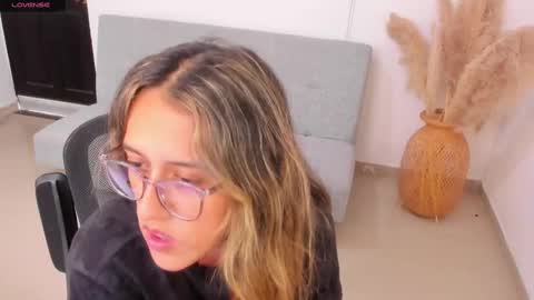 Snapshot of francesca__ross chatting on March 9, 2025, 7:48 pm Francesca online show from March 9, 2025, 7:48 pm
