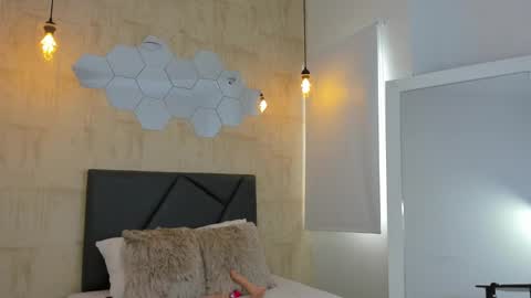 Snapshot of fransheska_mon chatting on February 19, 2025, 5:27 pm Fransheska online show from February 19, 2025, 5:27 pm