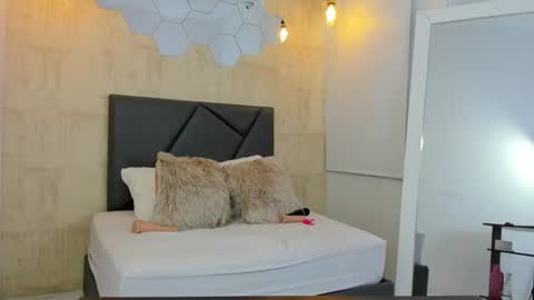 Snapshot of fransheska_mon chatting on February 20, 2025, 10:15 pm Fransheska online show from February 20, 2025, 10:15 pm