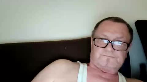 Snapshot of frauenfeind1 chatting on April 1, 2026, 7:31 am Wolfi online show from April 1, 2026, 7:31 am