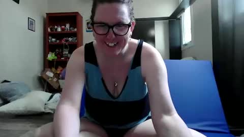 fuzzypeaches87 online show from May 17, 2026, 7:43 pm
