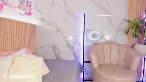   Independent model online show from February 28, 2026, 12:17 pm