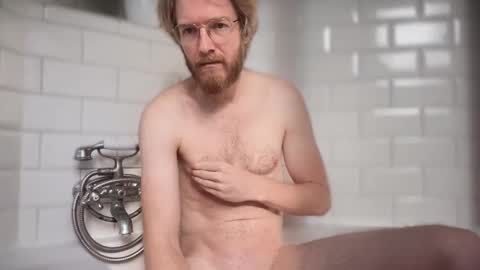 Snapshot of g00nst4r chatting on November 12, 2025, 10:15 am g00nst4r online show from November 12, 2025, 10:15 am