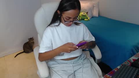 Snapshot of gabriela_morales01 chatting on February 10, 2025, 12:08 am .  online show from February 10, 2025, 12:08 am